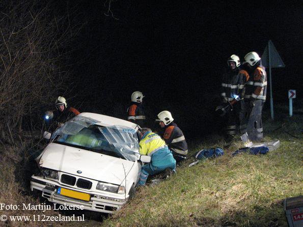  Brandweer bevrijd slachtoffer uit auto